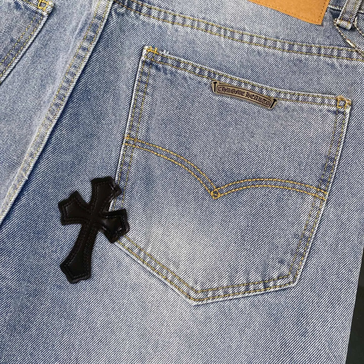 P230 chrome hearts Mattyboy same style black cross patch leather frayed jeans vi Top heavy industry fashionable design] Consistent high street luxury style creation. Speaking of this style, the Zangyin family and GU family are definitely the leading representative brands. Especially the Zangyin family has really achieved a state-of-the-art effect in creating high street style. The unique washed material is used to create this style. The color system is quite eye-catching. After it is decorated with patchwork cross flowers, it cleverly highlights the charm of the brand. Secondly, this style uses classic The classic high-waist cutting design highlights the long legs and fashionable temperament of the upper body. The brand is highly recognizable and the slim fit configuration is more suitable for daily wear. It is a product that interprets personality, fashion, and specifications at a glance. This single product is enough to make any fan excited. It can be a white T-shirt for youthful preppy style, or a tight suspender for lady style. It has strong matching ability and can be easily controlled by men.  [Materials and craftsmanship] Needless to say, this point goes without saying. As an excellent craftsman brand, Zangyin’s requirements for details and craftsmanship are really perfect. The washed color of this model has gone through so many processes, not to mention the embellishment of denim appliques. It is also purely hand-made and sewn. Just like what they believe in, only hand-made things have soul and have the meaning of wear. A top-notch heavy-duty fashionable denim item, I look forward to your perfect interpretation! !  Size:28-36